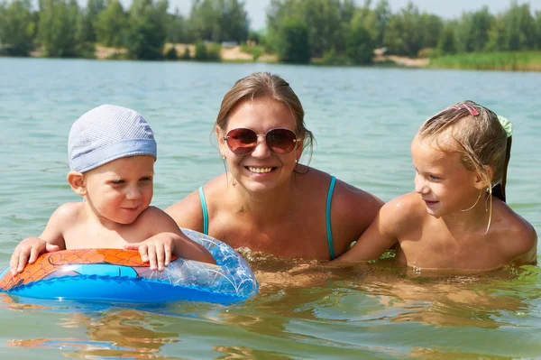 Porträt einer glücklichen Mutter, Tochter und Sohn — Stockfoto