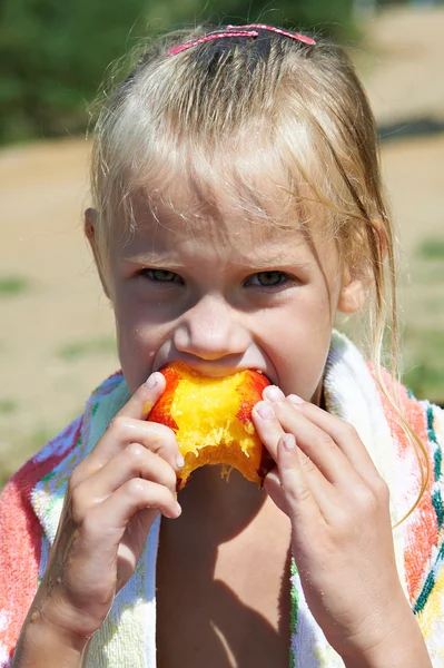 Petite fille manger une pêche — Photo