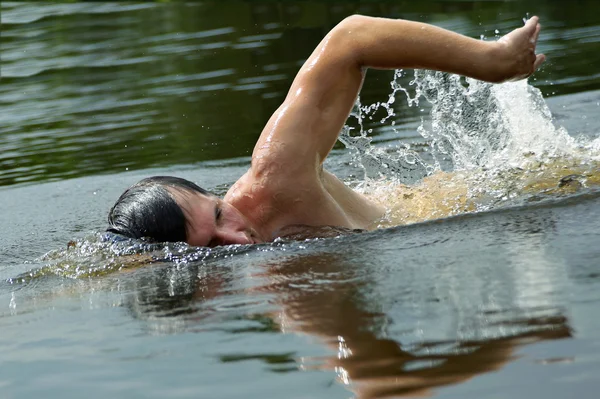 Człowiek pływanie w jeziorze — Zdjęcie stockowe