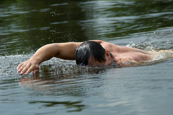 Man swimming in lake — Stock Photo, Image