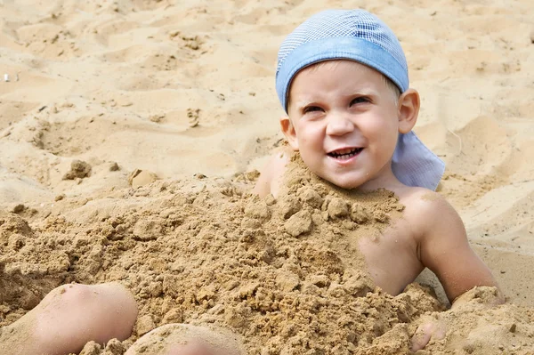Ragazzino sdraiato sulla sabbia — Foto Stock