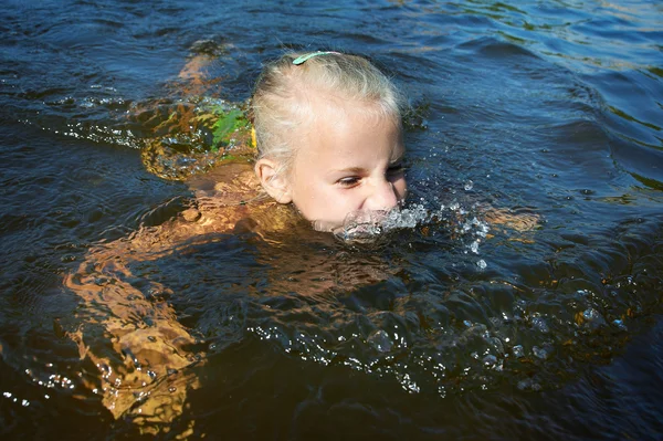 Liten flicka simma i sjön — Stockfoto