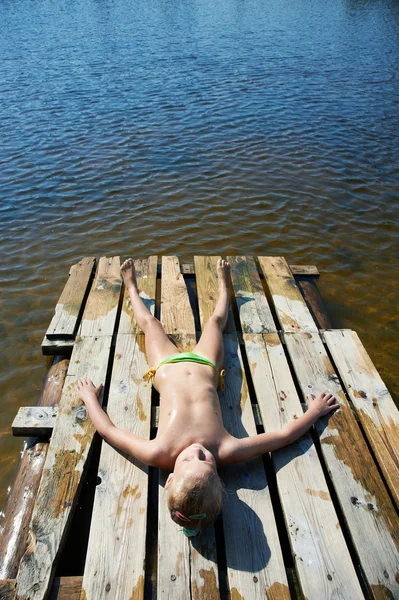 Маленька дівчинка купається на плоті — стокове фото