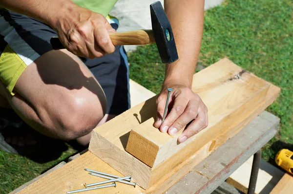 Uomo che lavora con un martello — Foto Stock
