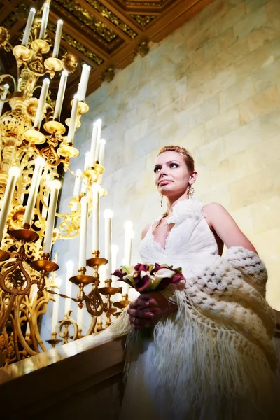 Elegante Braut im Inneren des Hotels — Stockfoto