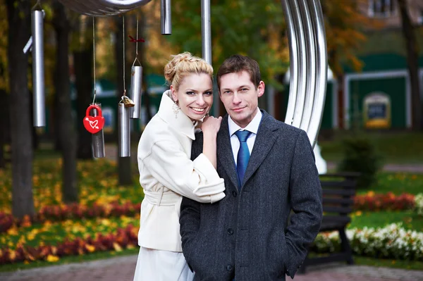 Bride and groom about art ironwork — Stock Photo, Image