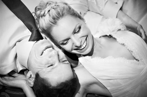 Novia y novio felices en blanco y negro — Foto de Stock