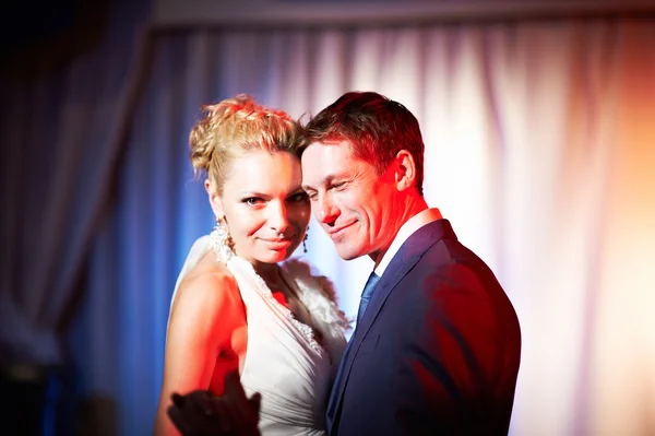 Hochzeitstanz Braut und Bräutigam — Stockfoto