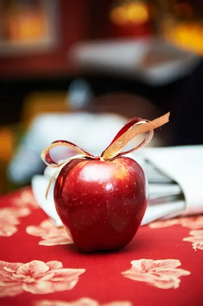 Roter Apfel mit Schleife — Stockfoto