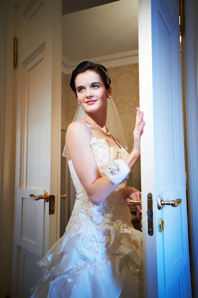 Gelukkig mooie bruid in trouwjurk행복 한 아름 다운 신부 웨딩 드레스 — Stockfoto
