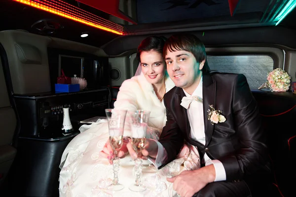 Bride and groom with champagne — Stock Photo, Image