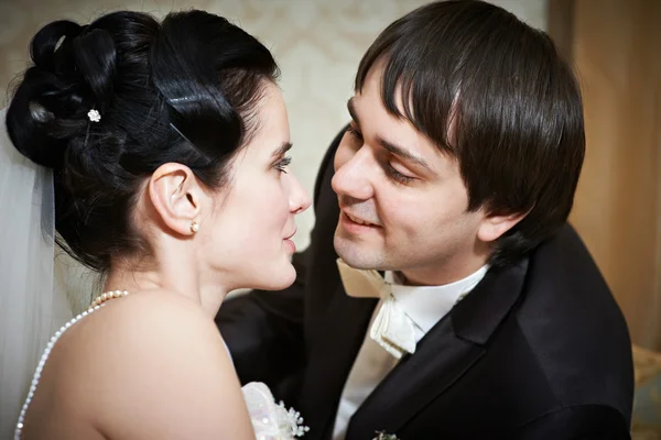 Happy bride and groom — Stock Photo, Image