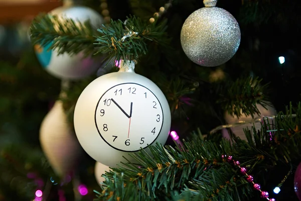 Bola de Natal com cara de relógio — Fotografia de Stock