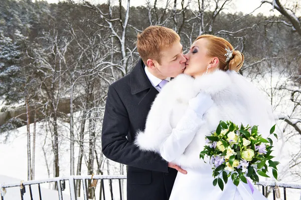 Romantic kiss happy bride and groom — Stock Photo, Image