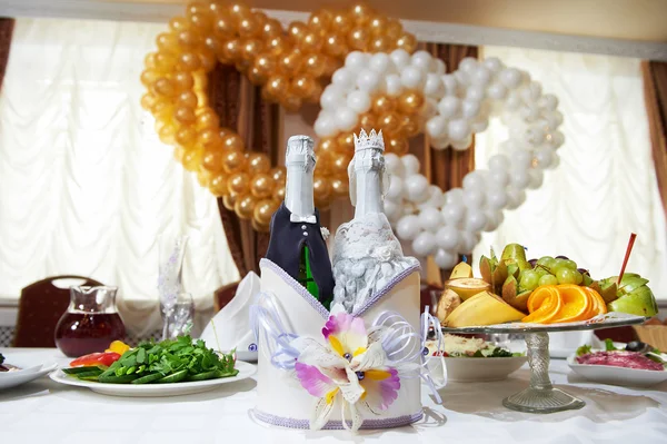 Bouteilles de vigne dans les costumes de marié et de mariée — Photo