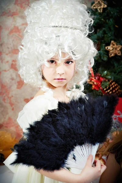 Malá holčička v karnevalu s ventilátorem — Stock fotografie