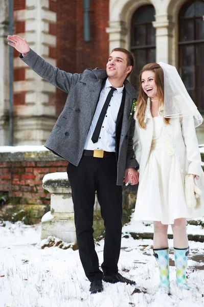 Glückliche Braut und Bräutigam vor dem Hintergrund alter Architektur — Stockfoto