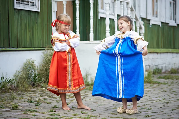 Due ragazze in costume nazionale nel villaggio russo — Foto Stock