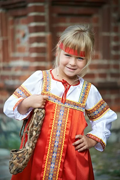 Bambina in costume nazionale nel villaggio russo — Foto Stock