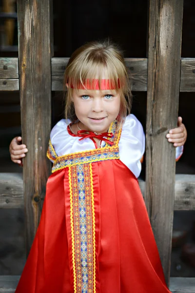 Russisch meisje in klederdracht — Stockfoto