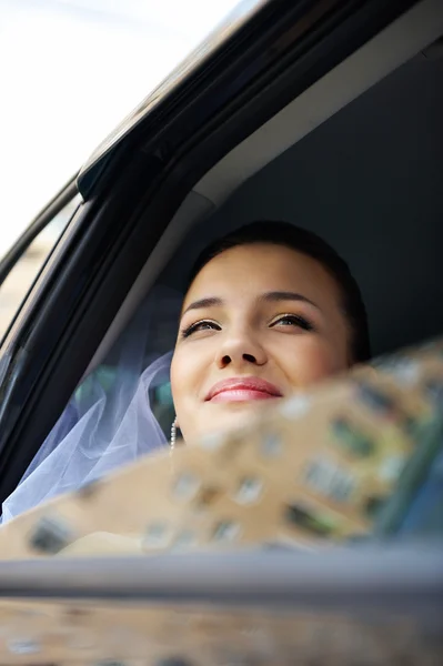 Pengantin wanita bahagia di mobil pernikahan — Stok Foto