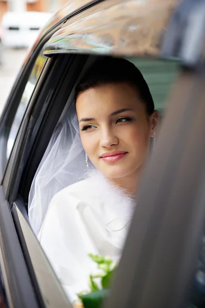 Mutlu gelin bir düğün arabasında — Stok fotoğraf