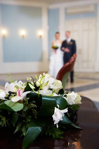 Счастливая невеста и жених о торжественной регистрации брака — стоковое фото