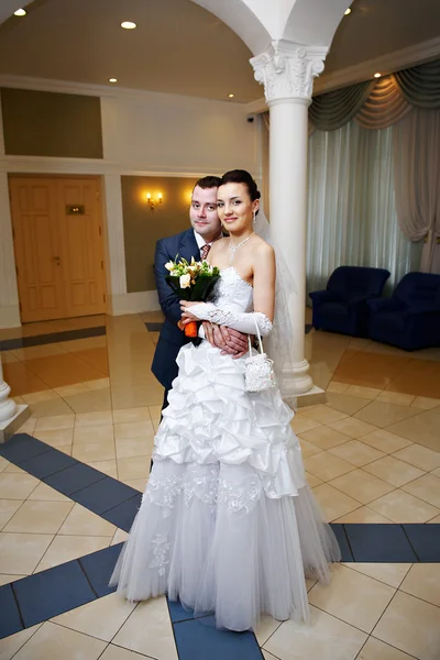 Noiva feliz e noivo no palácio de casamento — Fotografia de Stock