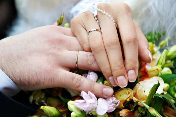 Mãos com anéis de casamento noiva e noivo — Fotografia de Stock