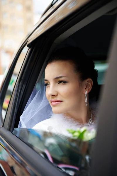 Lykkelig brud i en bryllupsbil – stockfoto
