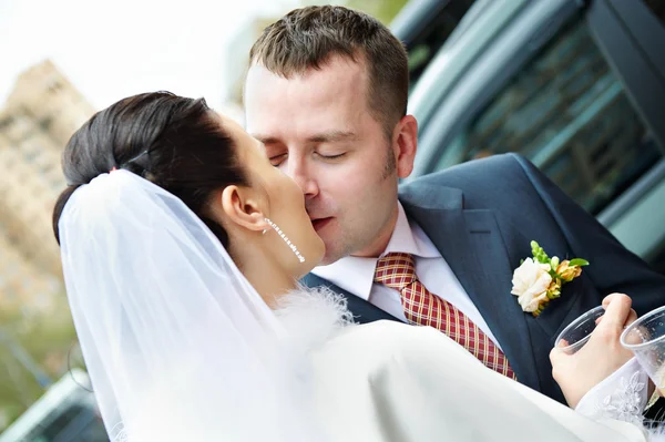 Романтический поцелуй невесты и жениха — стоковое фото
