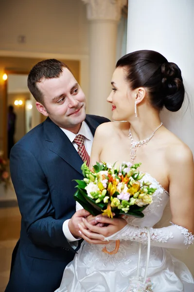 Feliz novia y novio en el día de la boda — Foto de Stock