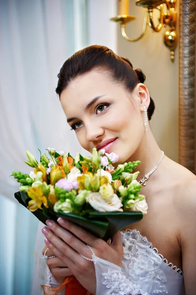 Happy bride with a bouquet of flowers — Stock Photo, Image