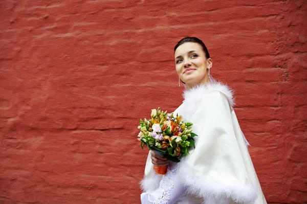 Szczęśliwa panna młoda z bukietem — Zdjęcie stockowe