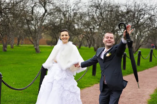 Funny couples in wedding walk — Stock Photo, Image