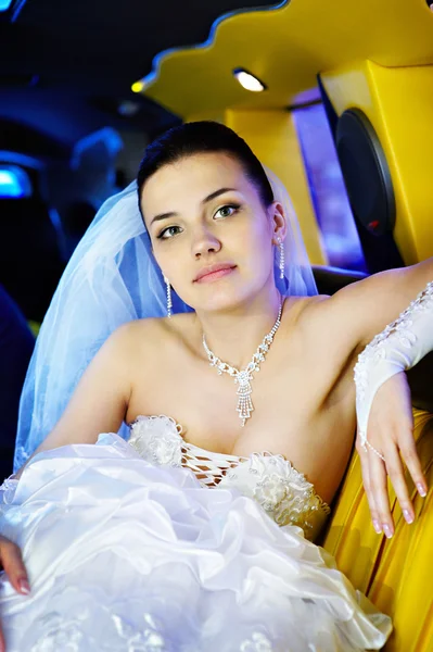 Noiva de beleza na limusine do casamento — Fotografia de Stock