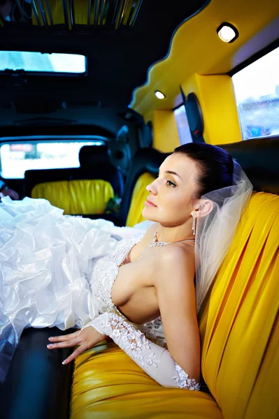 Krásu nevěsty ve svatební limuzína — Stock fotografie