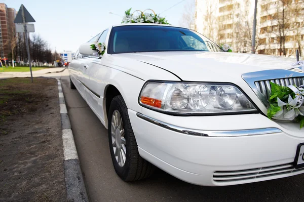 Bruiloft limousine op stad straat — Stockfoto