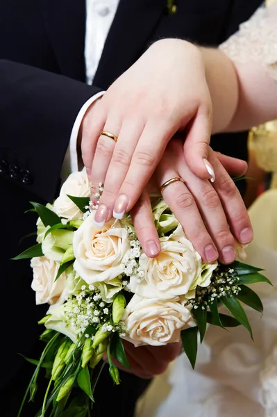 Mains avec des bagues en or de mariage — Photo