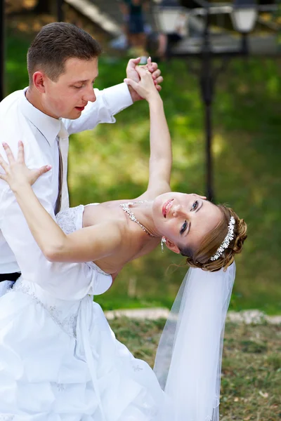 Wedding dance in park — Stock Photo, Image