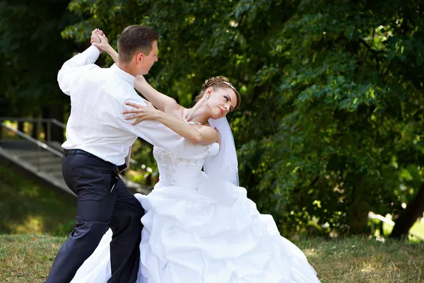 Taniec weselny w parku — Zdjęcie stockowe