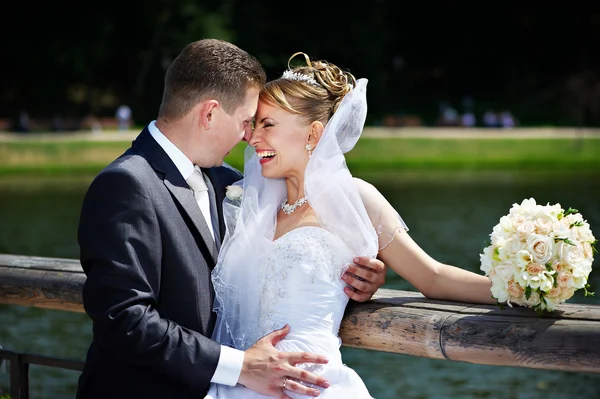 Glückliches Paar bei einem Hochzeitsspaziergang — Stockfoto