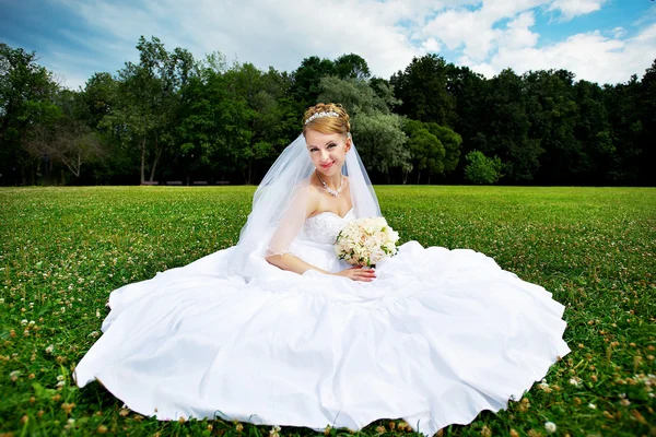 Luxe bruid op het gras — Stockfoto