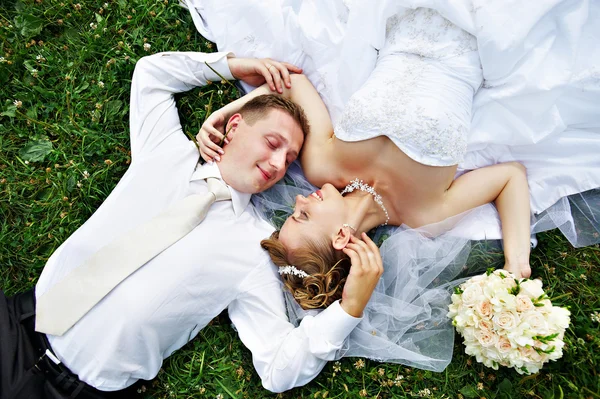 Braut und Bräutigam auf Rasen — Stockfoto