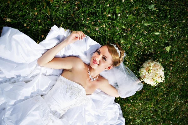 Heureuse mariée sont sur l'herbe — Photo