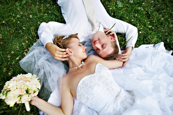 Bride and groom on grass — Stock Photo, Image
