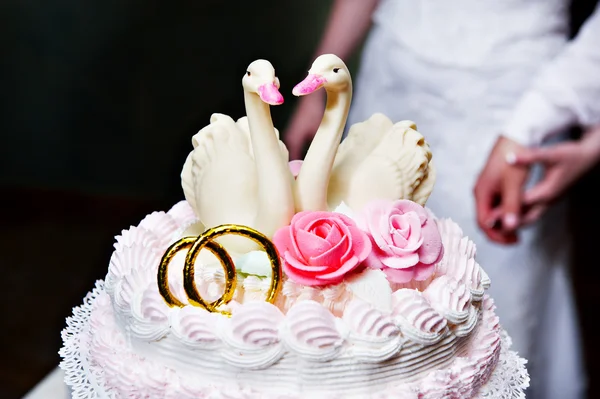 Zwei Schwäne auf einer Hochzeitstorte — Stockfoto