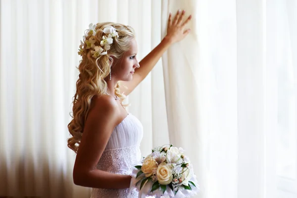 Щаслива наречена біля вікна з квітами — стокове фото