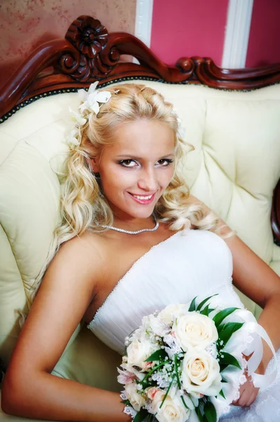Elegant brud i bröllop palace — Stockfoto
