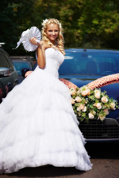 Mariée heureuse près de voiture de mariage — Photo